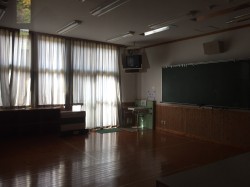 ６．普通教室Ａ  約７メートル四方の一般教室。外との出入りが出来ます。