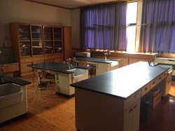 ８．理科室  水道付きテーブルが設置されています。科学教室簡易実験できます。