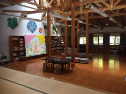 １．図書室  吹抜けのとても広い部屋。畳敷きスペースもありイベント等多目的に利用可能です。