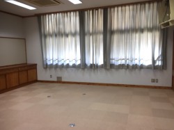 ３．パソコン室  絨毯敷きの部屋です。部屋の大きさは普通教室とほぼ同サイズの約７m四方です。