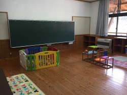 ６．普通教室Ｃ  ７m四方の普通教室です。現在、毎週日曜学校公園で使用しています。おもちゃいっぱい。