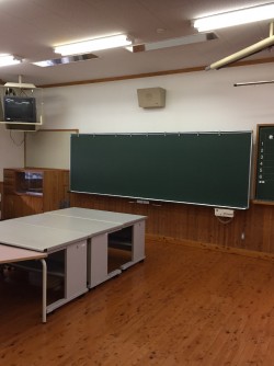 ８．普通教室Ｅ  寸法は他の普通教室同様です。黒板、スクリーン設置してあります。