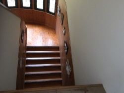 階段  解放的で、自然光も沢山差し込みます。階段、廊下を使用した作品展示もできます。